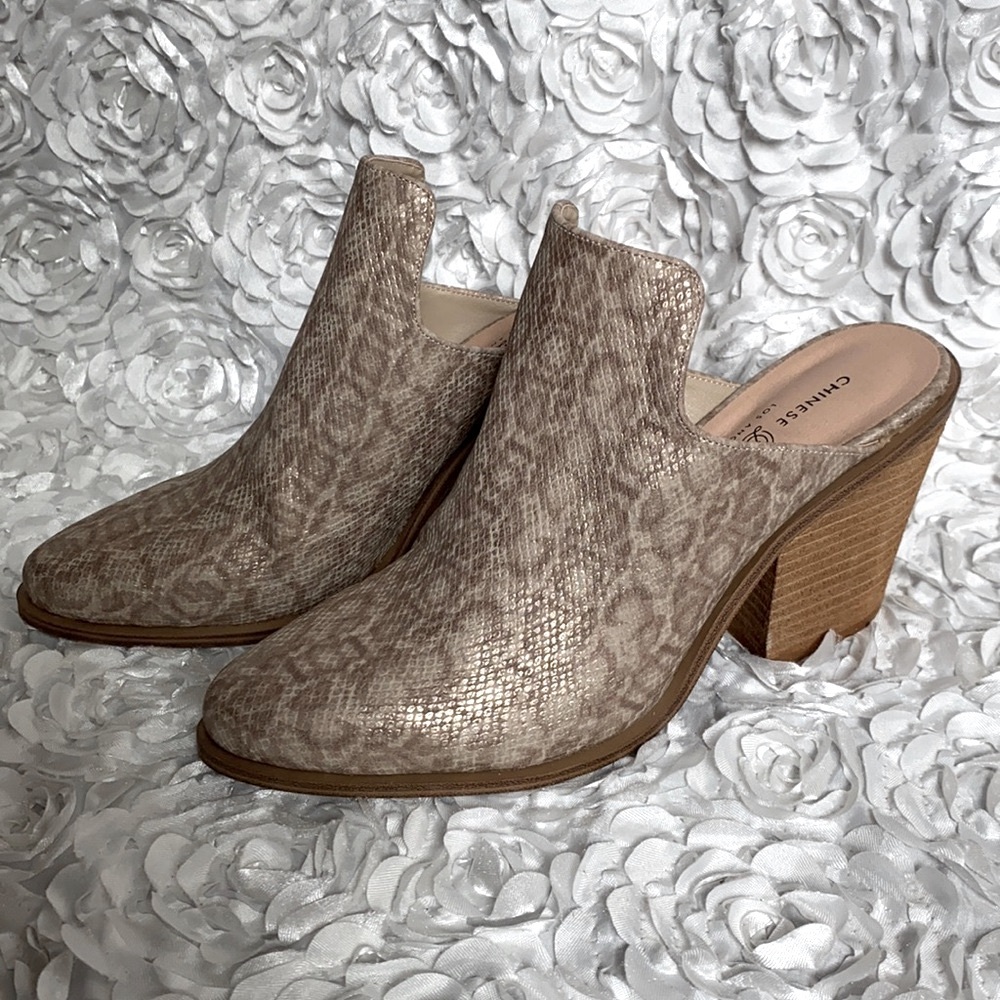. New without tags Chinese Laundry metallic mules